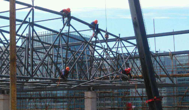 枣庄论网架装配施工中搭设脚手架应当留神的事故